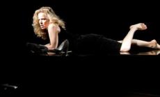 Sonia Bergamasco ripaga gli spettatori disturbati dalla pioggia