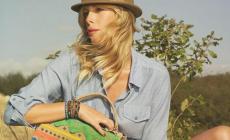 Alessia Marcuzzi firma una borsa contro la fibrosi cistica 