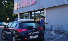 Spaccano i vetri delle auto in sosta per rubare: presi