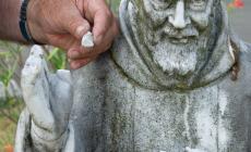 Salso, danneggiata la statua di Padre Pio a Contignaco
