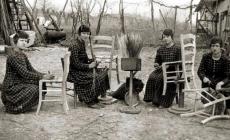 L'antico rito delle sedie da impagliare