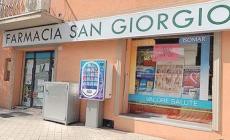 Entra con un coltello in farmacia e si fa dare i soldi della cassa