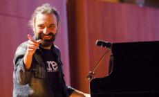 Stefano Bollani martedì al Regio: «Sarà un turbinio di emozioni»