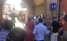 Folla al mercato di Ferragosto: &egrave; polemica