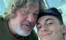 Matteo abbraccia papà Michele: «Niente pianti». Il sindaco Guerra: «La raccolta fondi? Una lezione di vita per tutti»