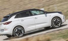 Opel Grandland GSe, due auto in una