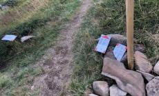 I vandali che se la prendono coi segnali sui sentieri. E creano rischi per gli altri - Foto 