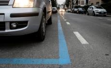 Più righe blu a Parma, parcheggi gratuiti e notturni, permessi e ravvedimento operoso. Ma la sosta in pausa pranzo  (12.30-14.30) diventa a pagamento. Approvato  il nuovo Piano sosta