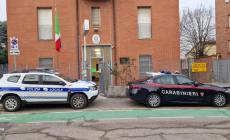 Il giovane vandalo distrugge un distributore all'esterno di un bar e intanto sorride alla videocamera