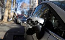 Due ventenni vandalizzano un'auto