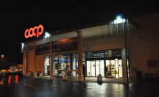 Con casco e pistola si fa consegnare l'incasso della Coop 