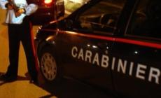 Botte e insulti alla moglie e alla figlia, allontanato da casa