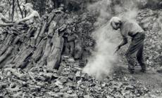 I maghi del fuoco che trasformavano la legna in carbonella