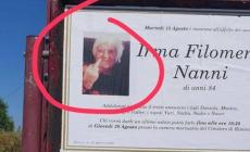In manifesto funebre a Rimini foto di una defunta che fa il dito medio