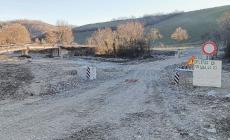 Crollo del ponte di Ozzanello, due aziende  costruiscono un guado per i loro mezzi: polemiche 