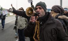 I «ribelli del casello» sbarcano in centro: presidio in via Mazzini 