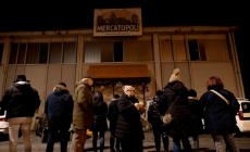 Mercatino chiuso: cresce la rabbia dei clienti