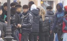 Pugni, calci e cinghiate in via Cavour: 20enne condannato