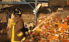 A fuoco la cartiera Ghirardi: 9 ore per domare il rogo