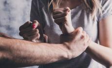 Una spinta, e lei rischia di cadere nel Po: patteggia l'ex compagno