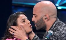 Baci a raffica sul palco dell'Ariston