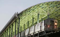 Miracolo a Times Square, le passano sopra 3 treni ma è viva 