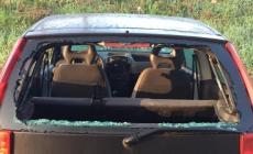 Auto in sosta: vetro rotto e oggetti rubati
