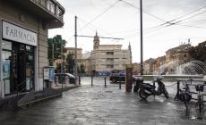 Rissa e coltellate al parco: due feriti gravi chiedono aiuto in farmacia