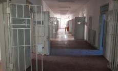 Lanciano nel carcere un pallone con dentro 17 microcellulari
