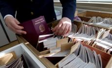 Odissea passaporti, si cerca una soluzione