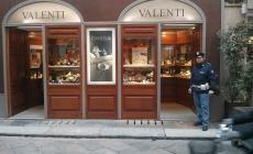 Con pistola e coltello assaltano la gioielleria Valenti: cassaforte svuotata