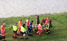 Cade dal muretto del Lungoparma e finisce nel greto: grave 40enne 