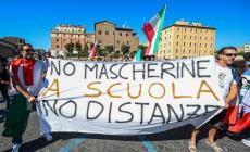 Negazionisti in piazza a Roma. Speranza: "Fa rabbrividire"