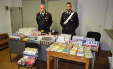 Svaligiano tabaccheria: inseguiti dai carabinieri, si buttano dall'auto in corsa e fuggono