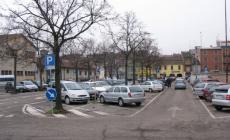 Ragazzo a spasso in centro con una pistola (finta): «Stavo girando un video»
