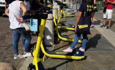 Giro di vite su casco e passeggeri «proibiti»