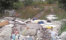 Via Bergonzi, dove gli sportivi   fanno lo slalom fra i rifiuti