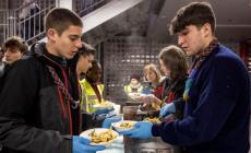 Cena in stazione per i più fragili. L'idea è nata da un giovane scout