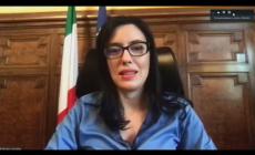 Azzolina: "Non si toglie il tempo pieno. E sarà lo Stato a fornire le mascherine"