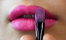 Le vendite di rossetto sprofondano a causa delle mascherine