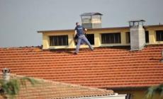 Poliziotto sale sul tetto e blocca un uomo che minacciava di gettarsi