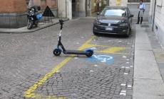 Anche lì parcheggiano i monopattini? 