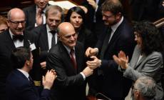 Bersani torna alla Camera per fiducia: applauso in aula