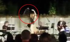 Concerto al Parco Ducale  (autorizzato) sospeso per una secchiata d'acqua (pericolosa) - Video