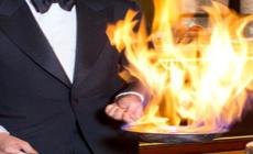 Sposa colpita dalla fiammata del flambè durante il matrimonio