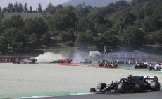 Mugello, Hamilton vince una gara pazza con tre partenze