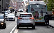Nuovi divieti per auto e scooter elettrici, scoppia la protesta: «Una presa in giro»