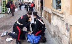 Piazza Ghiaia, scoppia una lite tra bande: un ferito - Video