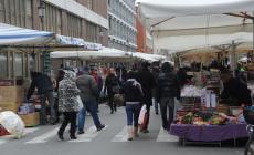 Rubano scarpe e tentano di piazzare iPhone falsi: bloccati due nomadi