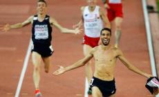 Butta via l'oro: "L'ho fatto per gioia"